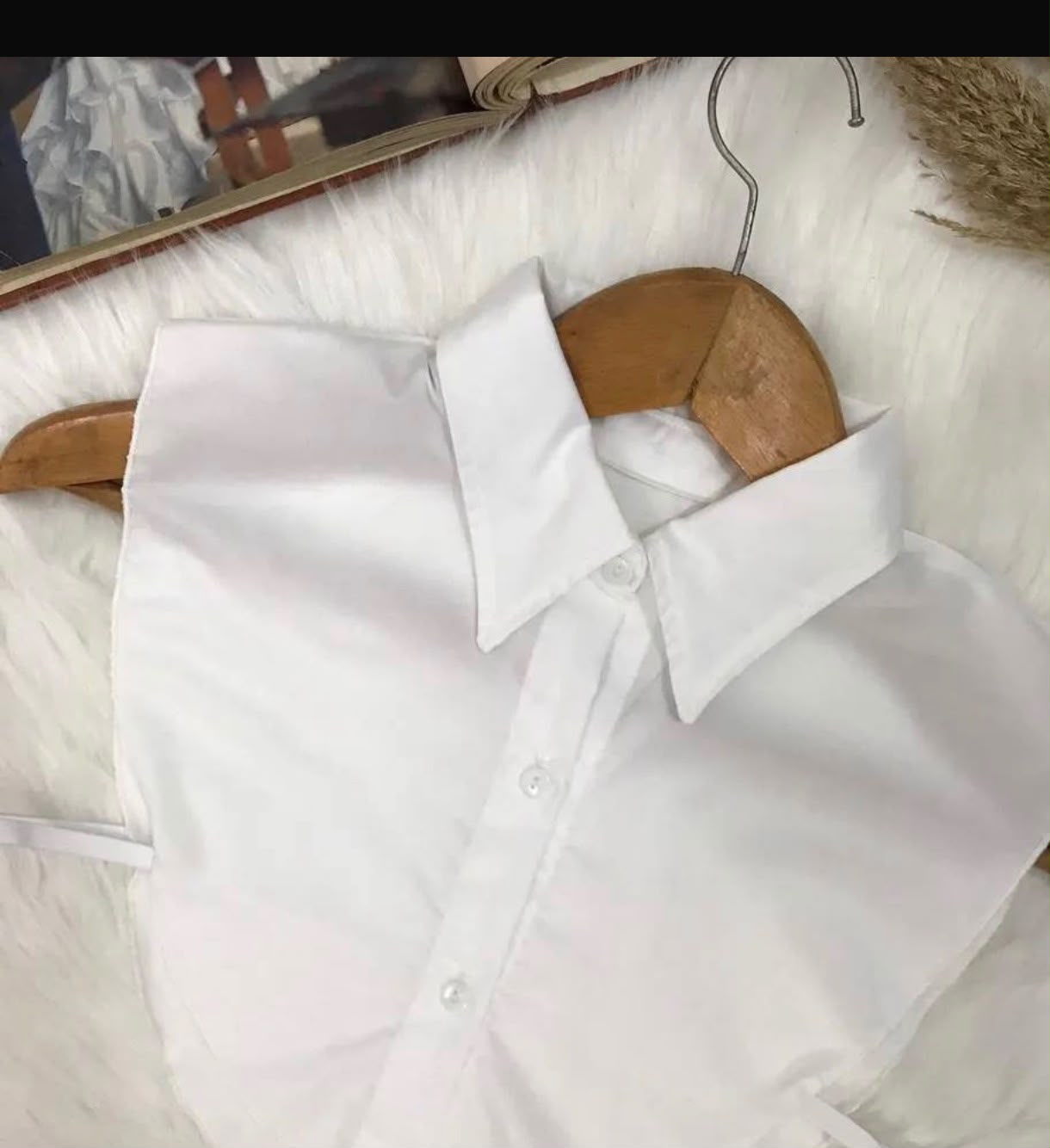 ياقة بيضاء كلاسيك